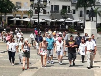 Turistas en la ciudad colonial.