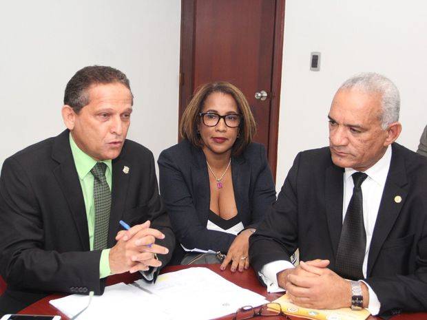 Darío Zapata, presidente de la sub-comisión de justicia; Pedro Rodríguez Montero, presidente del Colegio de Notario, en la sesión de discusión en el Congreso.
