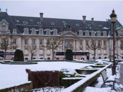 Gran palacio Ducal en rue du Marché aux Herbes. 