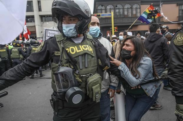 Manifestantes a favor y en contra del Gobierno se enfrentan al exterior del Congreso hoy en Lima.

