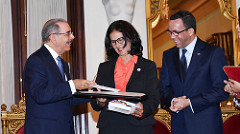 Danilo Medina entregó la Medalla al Mérito Magisterial 'Ercilia Pepín'.