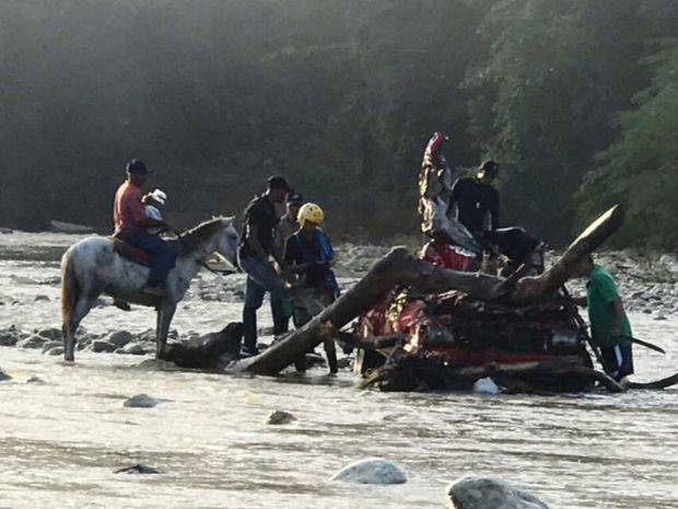 Un muerto y un desaparecido al ser arrastrada camioneta por río Camú.
