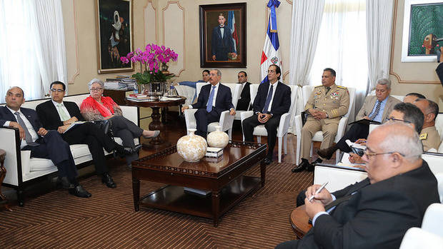 El presidente Danilo Medina encabezó hoy una reunió con los miembros del sector gobierno de la Mesa Presidencial contra el Contrabando, donde pasó balance de los últimos avances.