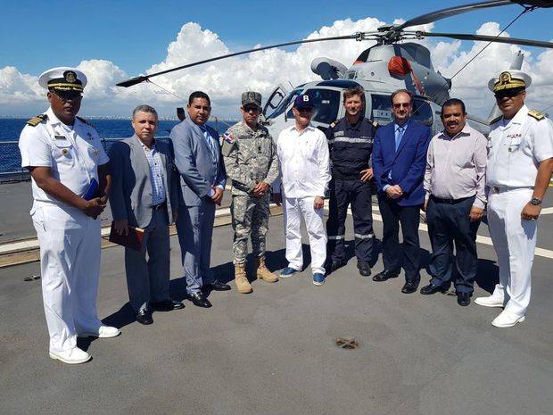 Autoridades civiles y militares invitadas al simulacros.  Aparecen los senadores Adriano Sánchez Roa y Félix Vásquez Espinal, el Embajador de Francia, José Gómez y el Capitán de la fragata Ventôse, Adrien Schaar, y los altos militares de las fuerzas armadas dominicanas.