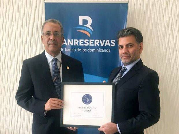 El representante de LatinFinance, Taimur Admad, entrega al administrador general de Banreservas, Simón Lizardo Mézquita, el premio otorgado por la revista a la institución financiera, durante la Asamblea Anual de FELABAN, celebrada en Miami. 
