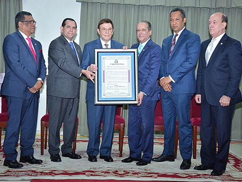 Julio  A. Brache Arzeno recibe el reconocimiento por sus aportes al país.
