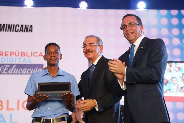 Gobierno da inicio a República Digital Educación, cientos de estudiantes reciben laptops.