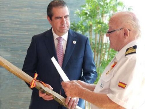 Ministro recibe la “Carta de Juan de la Cosa” del Márquez de Castell Florite y gura Roberto Henríquez. 