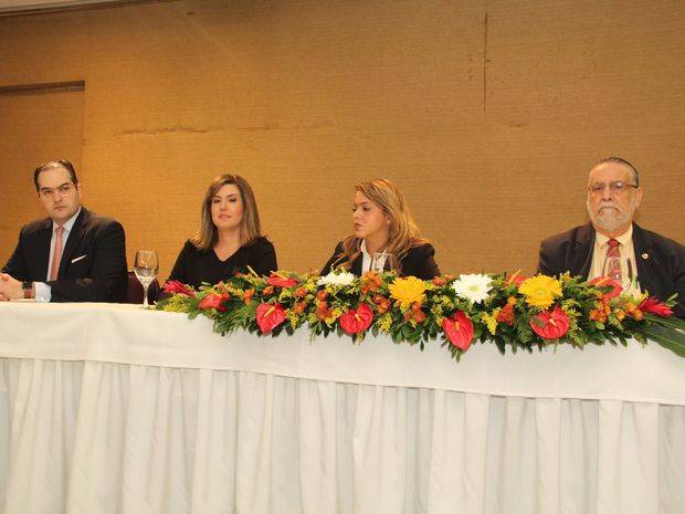 ntegran la mesa central, Nassim José Alemany, ejecutivo de la firma de consultoría Deloitte; Lucile Houellemont, presidenta de Adesinc; Katia Salomón, encargada jurídica de Deloitte y Salador Montás, director ejecutivo de ADESINC.