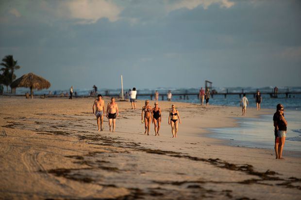 ista de turistas en una playa del Caribe. EFE/Orlando Barría/Archivo