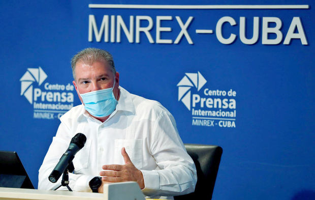 El ministro de Turismo de Cuba, Juan Carlos García, habla durante una conferencia de prensa en la sede del Centro de Prensa Internacional, hoy, en La Habana, Cuba.
