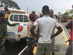 Migración detiene decenas de extranjeros durante operativos de interdicción migratoria en Boca Chica