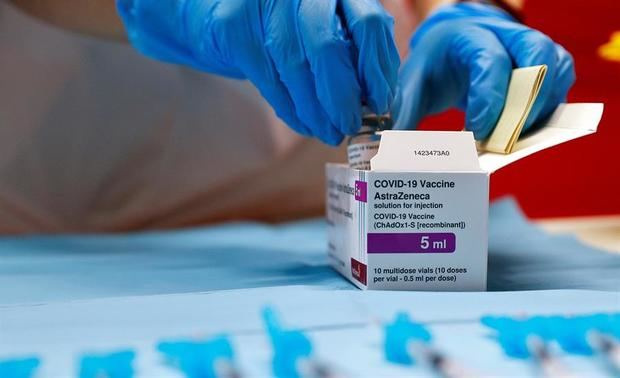 Personal médico abre una caja con los viales de la vacuna de la farmacéutica Astrazeneca.
