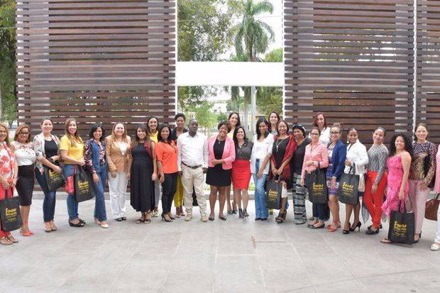 Parte de las cronistas sociales participantes en el taller.