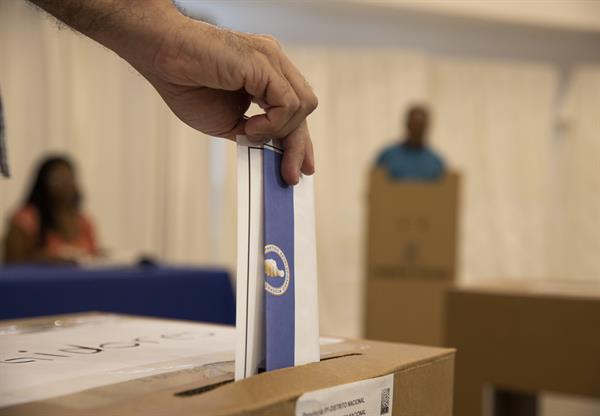 Un elector vota en las elecciones primarias del Partido Revolucionario Moderno (PRM) hoy, en Santo Domingo (República Dominicana).