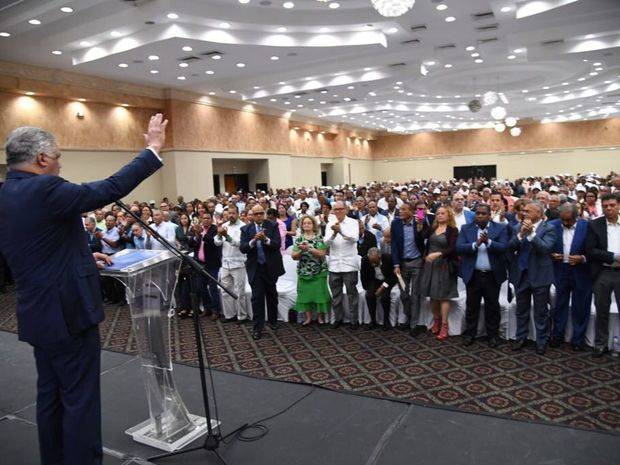 Miguel Vargas pronuncia discurso en reunió del CEN.