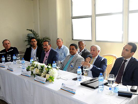 Ramón Cruz Placencia y otros funcionarios del MICM en la reunión.