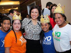 La Vicepresidente Margarita Cedeño de Fernández junto a niños de la Fundación Yo También Puedo.