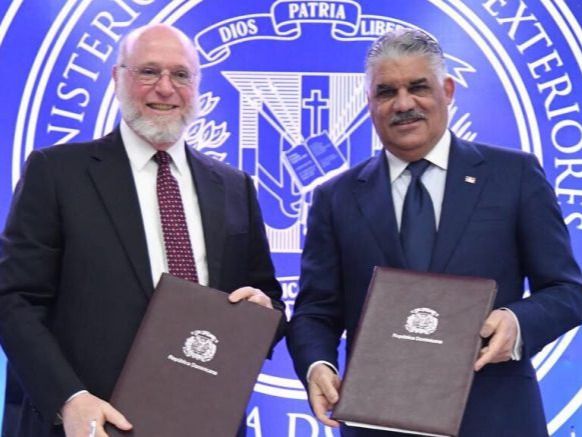 Miguel Vargas, al firmar el convenio, junto al titular del MINC, Pedro Vergés.