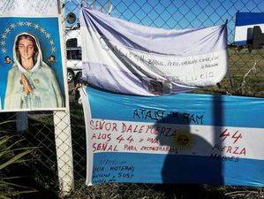 Argentina ora por sus 44 submarinistas buscados en operativo sin precedentes