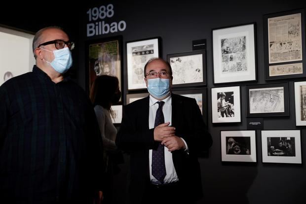 El ministro de Cultura y Deporte, Miquel Iceta (d), inaugura la exposición 'Alex de la Iglesia. Del cine como una de las bellas artes' este martes junto al cineasta Álex De la Iglesia (i) en la Filmoteca Nacional de Madrid. 