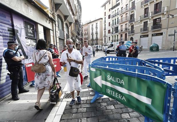 Control establecido por Policía Municipal en el acceso a la Plaza del Ayuntamiento este lunes, 6 de julio, cuando debería lanzarse el tradicional chupinazo que diera inicio a las fiestas de San Fermin 2020 suspendidas por la pandemia de coronavirus. 