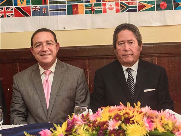 Los presidentes de la Cámara Minera Petrolera y de la Mesa Redonda de la Mancomunidad, José Sena y Fernando González Nicolás.