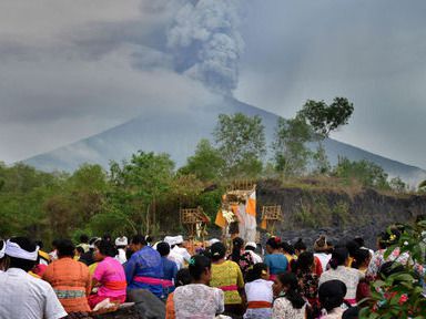 Pobladores rezan en las cercanías del volcán Agung para prevenir erupción. 