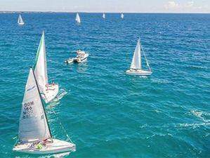 Veinte veleros recorren la bahía de Andrés en la Regata Cinta Azul