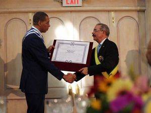 Danilo Medina y Andrew Holness intercambian condecoraciones