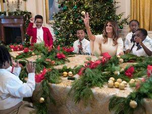 Melania Trump honra las tradiciones navideñas de la Casa Blanca