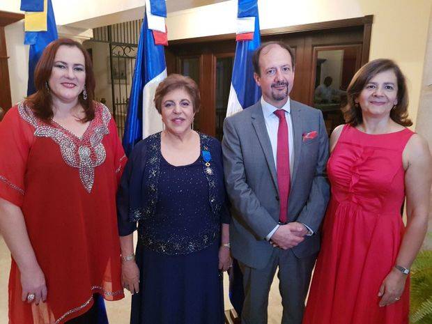 Janet Camilo, Ministra de la Mujer; Magaly Caram, José Gómez, Embajador de Francia, y Suad de Gómez.