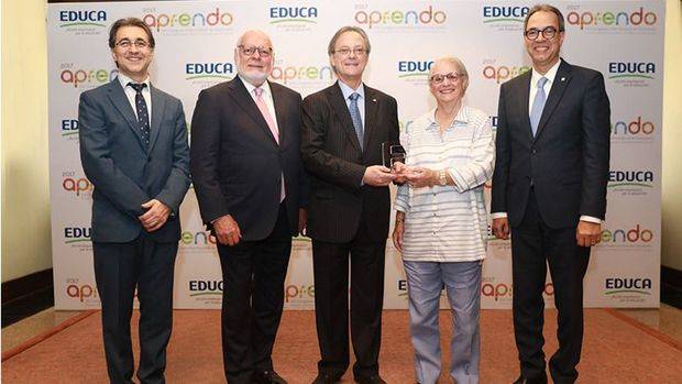 El Banco Popular y el Grupo Popular respaldan las acciones de EDUCA desde su fundación en 1989. El señor Manuel A. Grullón, presidente de la entidad bancaria y de su casa matriz recibe el premio de manos de la señora Rosa M. Bonetti, miembro de la Junta Directiva de EDUCA.  Junto a ellos los señores miembros de EDUCA, de izquierda a derecha, Darwin Caraballo, director ejecutivo; Samuel Conde, vicepresidente y José Mármol, presidente.  
