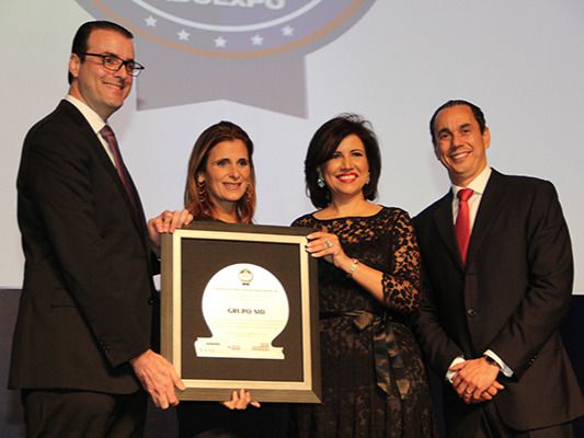 Margarita Cedeño de Fernández, vicepresidenta de la Repúblicas; Álvaro Sousa Sevilla, presidente de Adoexpo, y Sadala Khoury, pasado presidente, entregan el premio “Exportador del Año” a la empresa Grupo SID, máximo galardón, que fue recibido por Ligia Bonetti, presiente ejecutiva.

