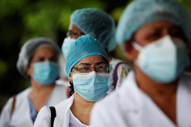 En la imagen, trabajadores de la salud llevan una cruz roja como símbolo de ser recuperados de Covid-19 en ciudad de Panamá, Panamá.