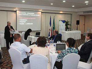 Público presente durante el desarrollo del taller celebrado en el Salón Platinum del Hotel W& P Santo Domingo.
