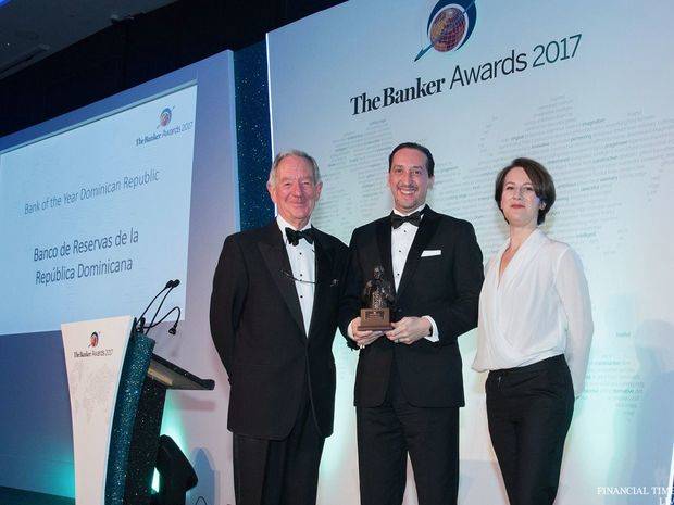 José Obregón, director general de Negocios Internacionales de Banreservas, recibe en Londres el premio Mejor Banco del Año República Dominicana 2017, que le otorga la revista especializada The Banker. Lo entregan Michel Buerk, periodista de BBC Londres, y Silvia Pavoni, Chief Economic Editor de the Banker.