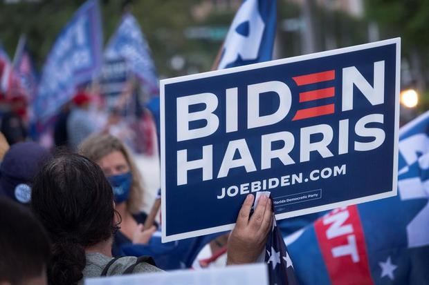 Partidarios del candidato presidencial demócrata y exvicepresidente Joe Biden asisten a una manifestación frente al Museo de Arte Pérez donde Biden pronunció un discurso en Miami, Florida, EE.UU., el 5 de septiembre de 2020.