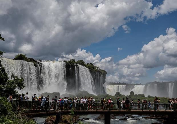 Fotografía de febrero de 2020 que muestra a decenas de personas en las Cataratas del Iguazú, en la provincia Misiones (Argentina).