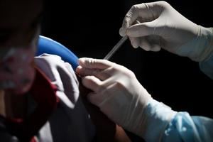 Un niño recibe una dosis de la vacuna Pfizer-BioNTech contra el covid-19 el 18 de mayo de 2022 en Tailandia. 