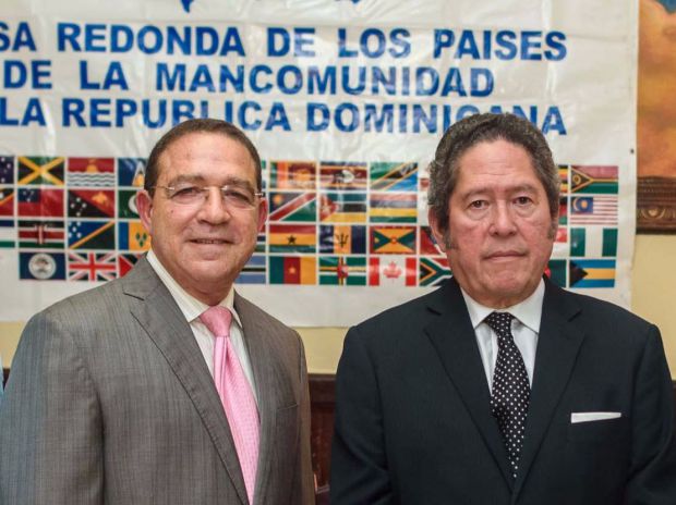 Los presidentes de la Cámara Minera Petrolera y de la Mesa Redonda de la Mancomunidad, José Sena y Fernando González Nicolás.