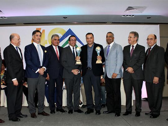 Panky Corcino recibe el gran premio de mano de las autoridades y personalidades.