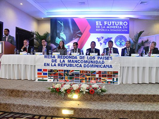 David Engels, embajador de Australia; Claudio Fernández, presidente Fedocamaras; Shauna Hemingwey, embajadora de Canadá; Alberto Reyes, viceministro de Energía y Minas; Fernando González Nicolás, presidente de la Mesa Redonda de la Mancomunidad; Chris Campbell, embajador de Gran Bretaña; José Sena, presidente CAMIPE y Urs Schenider, embajador de Suiza.