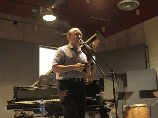 El destacado músico Michel Camilo durante la clase magistral en el CNM.