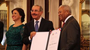 Presidente Danilo Medina entrega Premio Nacional de Periodismo 2017 a Osvaldo Santana