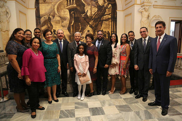 Osvaldo Santana con los presentes en el acto.