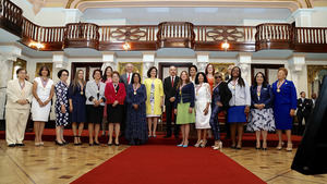 El presidente Medina impone medalla al mérito a 13 mujeres