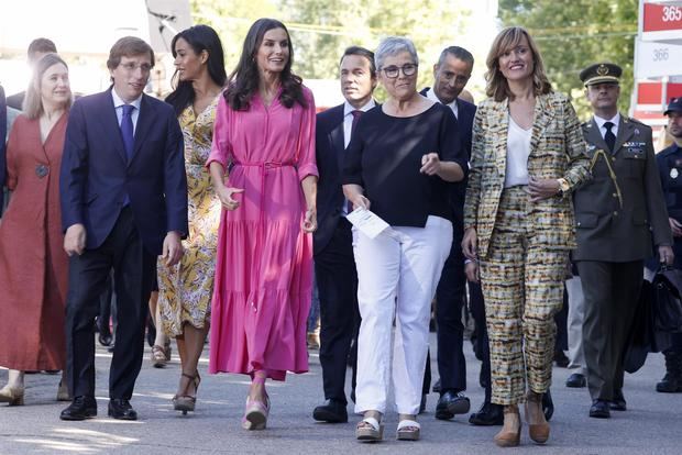 La reina Letizia inaugura este viernes la 81 edición de la Feria del Libro de Madrid en el parque del Retiro este viernes acompañada del alcalde de Madrid, José Luis Martínez-Almeida (i), la directora de la Feria del Libro de Madrid, Eva Orúe (2d), y la ministra de Educación y Formación Profesional, Pilar Alegría.