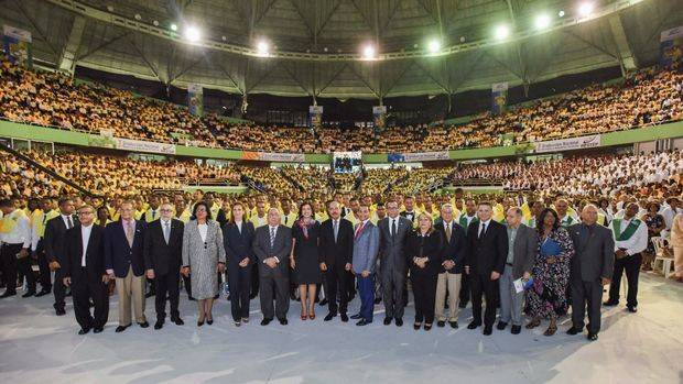 Presidente y Vicepresidenta con los graduandos e invitados especiales.