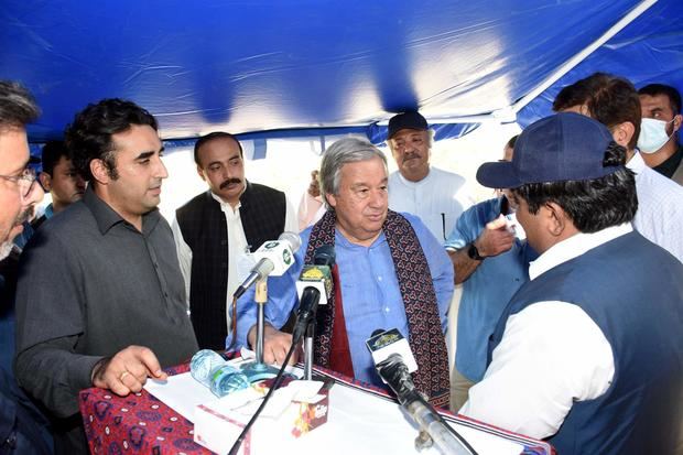 El secretario general de la ONU, Antonio Guterres, visita este sábado áreas afectadas por las inundaciones en Pakistán junto al ministro paquistaní de Exteriores, Bilawal Bhutto Zardari (i).
